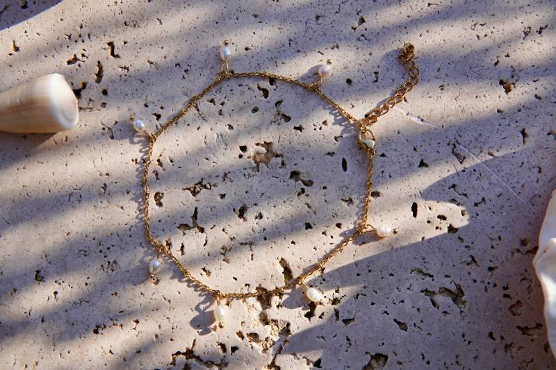 Feriastudio | Handgemachtee Vergoldete Fußkette „Janna" Mit Kleinen Perlenanhaengern, Vergoldet 24K/Ip von FeriaStudio