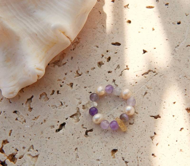 Feriastudio | Handgemachter Perlenring Mit Süßwasserperlen, Lila Amethyst - Und Gelbe Quarzedelsteine „Padoso" von FeriaStudio