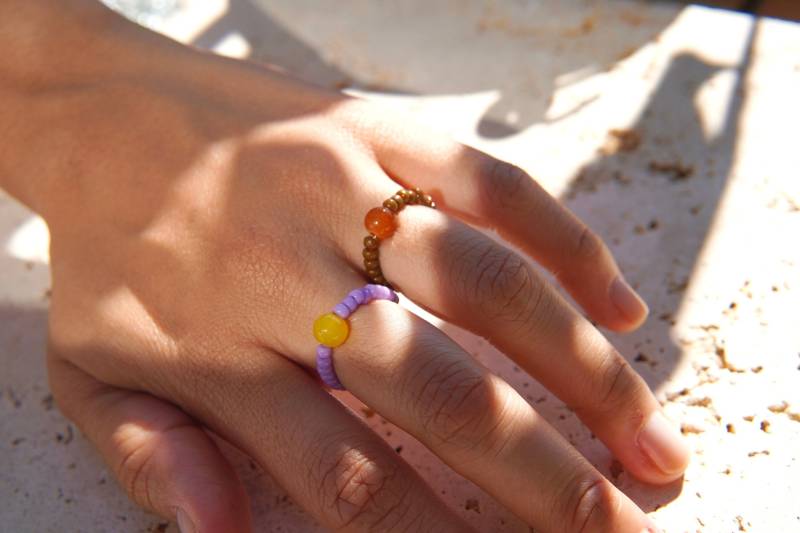 Feriastudio | Handgemachter Ring „Chai Latte" - Weiß Lila Rocailles Perlen von FeriaStudio