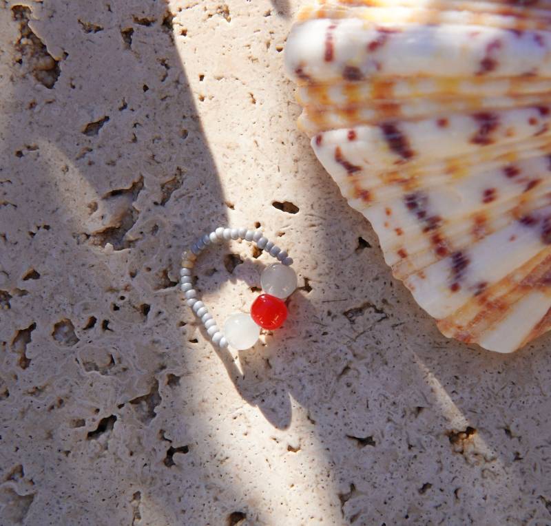 Feriastudio | Handgemachter Ring „Gray Clouds" - Weiß Lila Rocailles Perlen von FeriaStudio