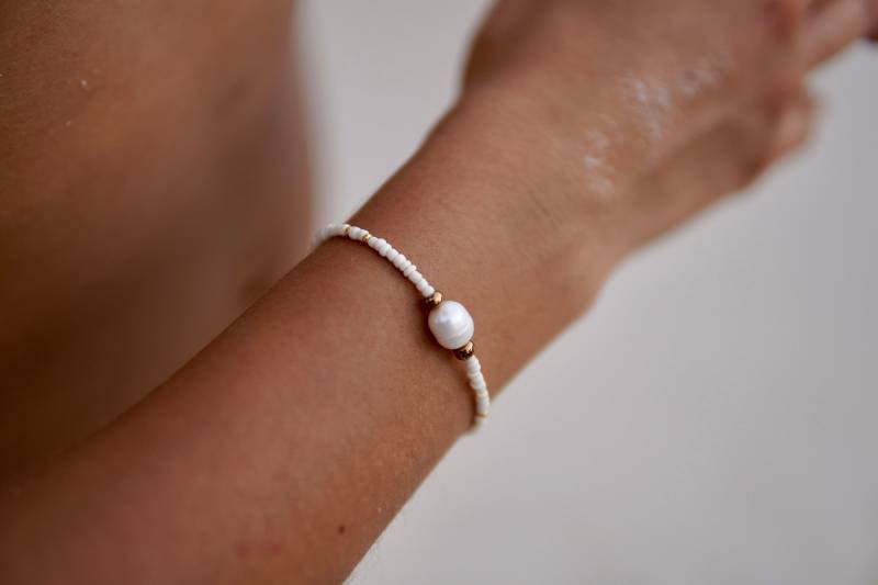 Feriastudio | Handgemachtes Armband „Coquito" Mit Einer Echten Süßwasserperlen - Perlenarmband, Weiß, Geschenkidee Freundin von FeriaStudio