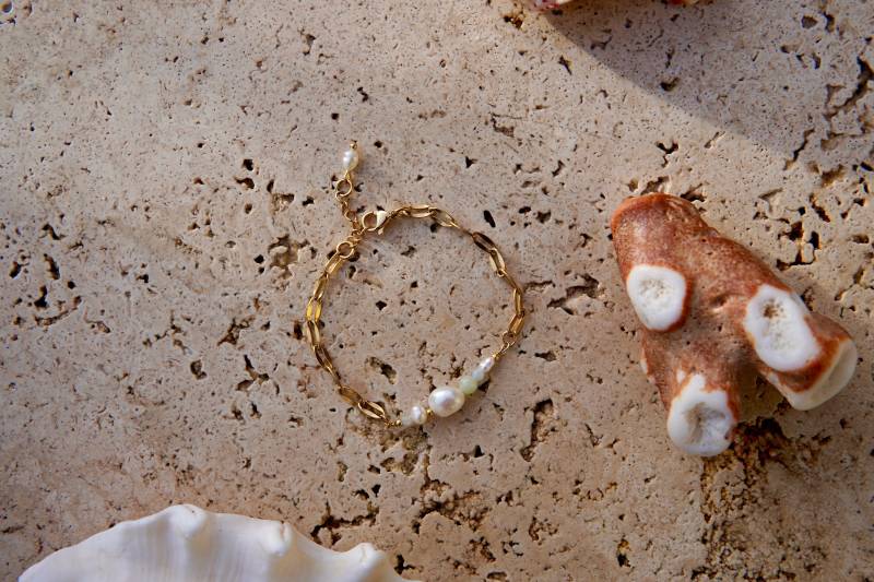 Feriastudio | Handgemachtes Armband „Janera" Mit Pastellfarbenen Edelsteinen, Süßwasserperlen, Unregelmäßig, Asymmetrisch, Vergoldet 24K von FeriaStudio