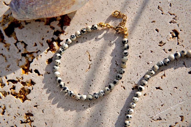 Feriastudio | Handgemachtes Armband „Leo" Dalmatiner Jaspis, Süsswasserperlen, Asymmetrisch, Halb-Halb, Vergoldet O. 925 Sterling Silber von FeriaStudio