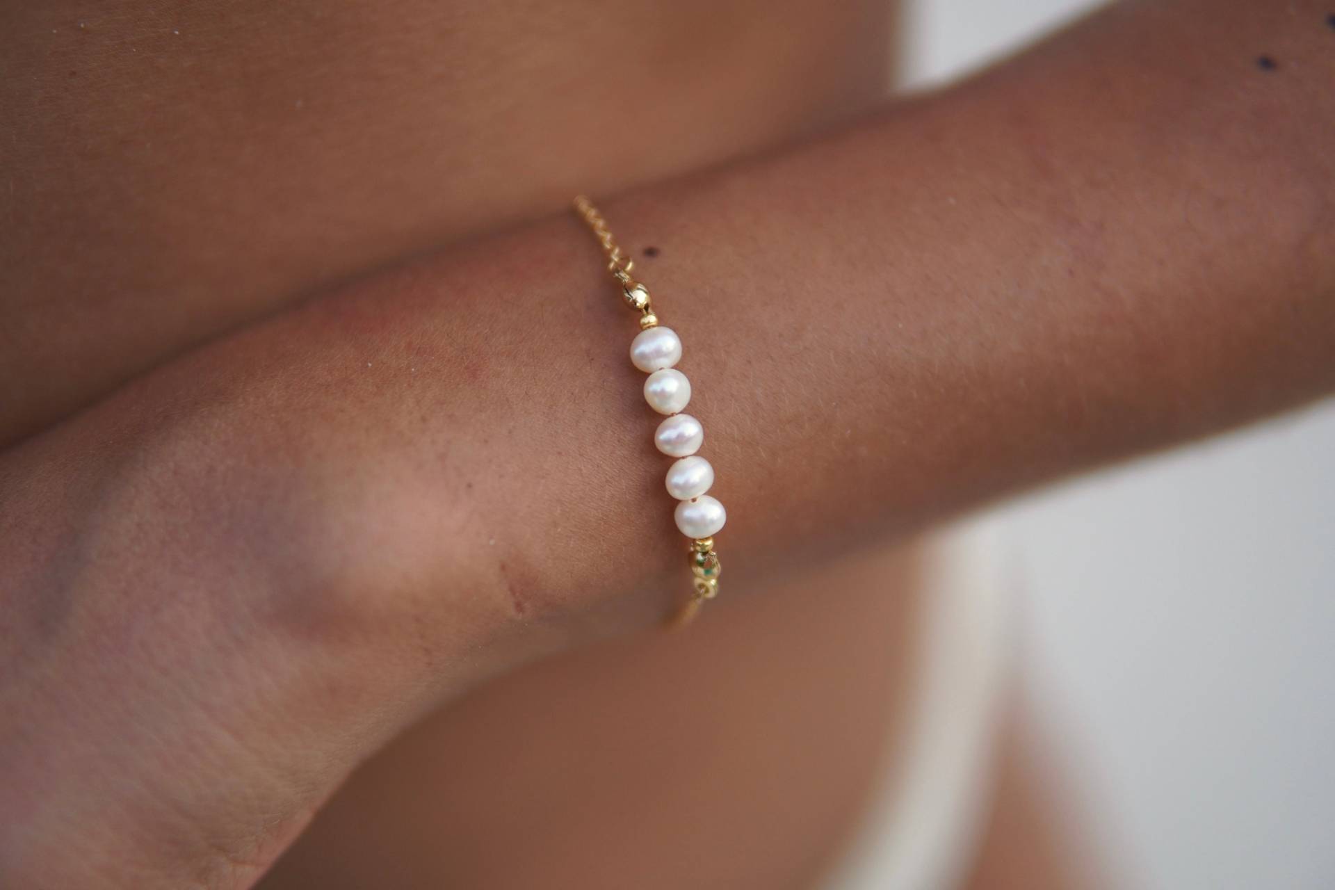 Feriastudio | Handgemachtes Armband Mit Goldkette Und Süßwasserperlenkette „Lucia" - Süsswasserperlen, Filigran, Geschenk Freundin Feriastudio | Handgemachtes Armband Mit Goldkette Und Süßwasserperlenkette „Lucia" - Süsswasserperlen, Filigran, Geschenk Freundin von FeriaStudio