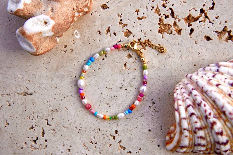 Feriastudio | Handgemachtes Buntes Armband „Colores" - Süsswasserperlen, Multicolor Armband, Vergoldet 24K O. 925 Sterling Silber, Sommer von FeriaStudio