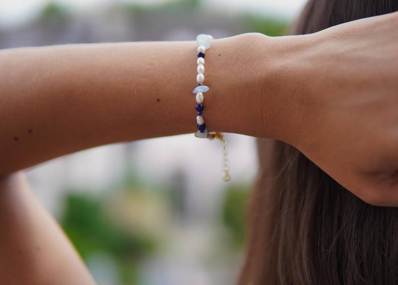 Feriastudio | Handgemachtes Buntes Armband „Pez" - Süsswasserperlen, Aquamarin, Lapislazuli, Vergoldet 24K O. 925 Sterling Silber, Sommer von FeriaStudio