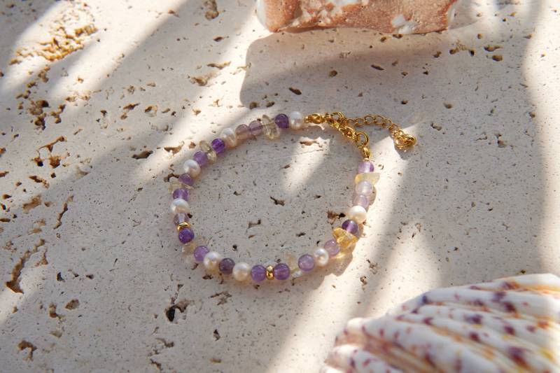 Feriastudio | Handgemachtes Perlenarmband Mit Süßwasserperlen, Lila Amethyst- Und Gelbe Quarzedelsteine „Padoso" - Vergoldet O. 925 Silber von FeriaStudio