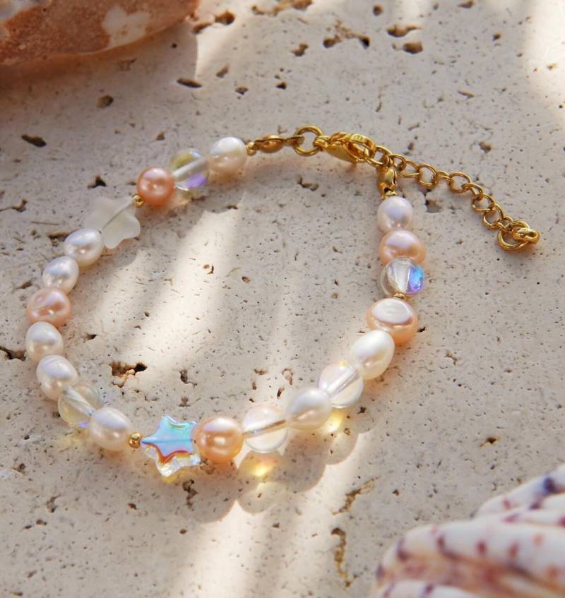 Feriastudio | Handgemachtes Perlenarmband Mit Weißen Und Rosa Süßwasserperlen Glasperlen „Fotada" - Vergoldet 24K Oder 925 Sterling von FeriaStudio
