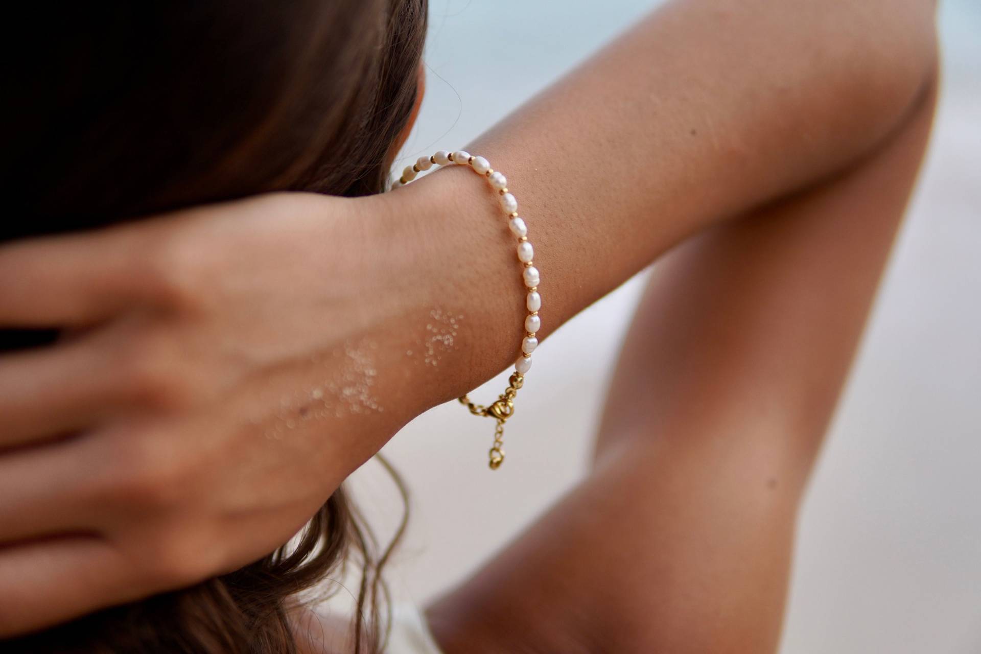 Feriastudio | Handgemachtes Süßwasserperlenarmband Lucero - Französisch Vergoldet O. Sterling Silber, Reisperlen, Goldperlen Silberperlen Feriastudio | Handgemachtes Süßwasserperlenarmband Lucero - Französisch Vergoldet O. Sterling Silber, Reisperlen, Goldperlen Silberperlen von FeriaStudio
