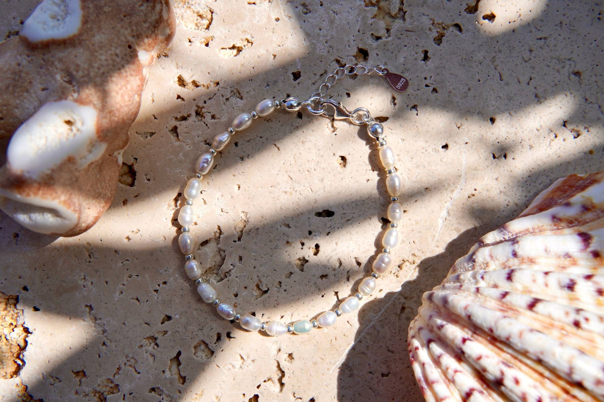 Feriastudio | Handgemachtes Süßwasserperlenarmband Lucero - Sterling Silber, Reisperlen, Silberperlen Feriastudio | Handgemachtes Süßwasserperlenarmband Lucero - Sterling Silber, Reisperlen, Silberperlen von FeriaStudio