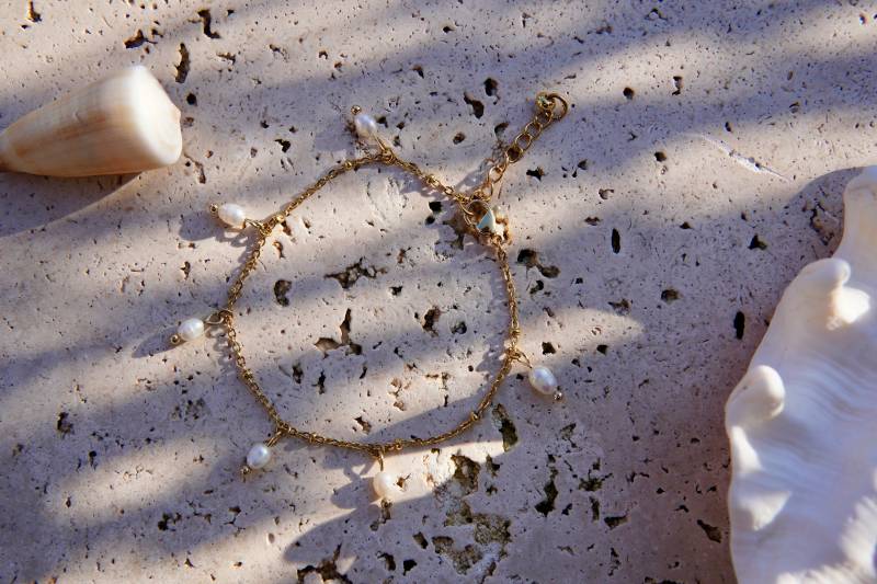 Feriastudio | Handgemachtes Vergoldetes Armband „Julia" Mit Kleinen Perlenanhaengern, Vergoldet 24K/Ip von FeriaStudio