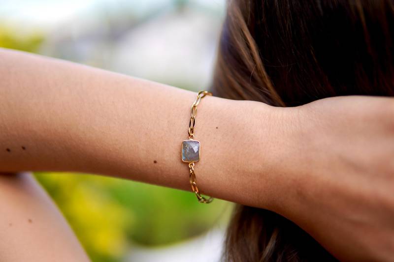 Feriastudio | Labradorit Edelstein Armband „Lunette" Ip Vergoldet, Goldkette, Hochwertiger Anhänger, Boho, Hellblau Grau von FeriaStudio