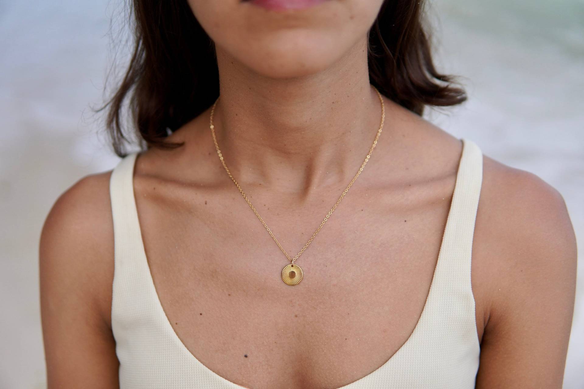 Feriastudio | Münzanhänger „Mi Sol" 18K Vergoldet, Goldkette, Hochwertiger Anhänger, Boho, Layering, Geschenk Freundin Feriastudio | Münzanhänger „Mi Sol" 18K Vergoldet, Goldkette, Hochwertiger Anhänger, Boho, Layering, Geschenk Freundin von FeriaStudio