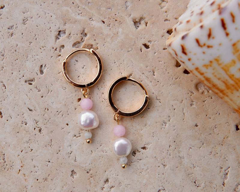 Feriastudio | Vergoldete Creolen „Pase" Mit Pastellfarbenen Rosa Hellblau Edelsteinen Und Einem Süßwasserperlen Anhänger von FeriaStudio