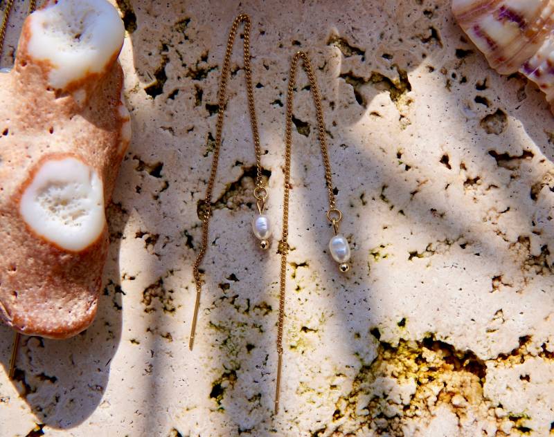 Feriastudio | Vergoldete Ohrringe Mit Süßwasserperlen Anhänger, Hängeohrringe Gliederkette „Luca", Vergoldet von FeriaStudio