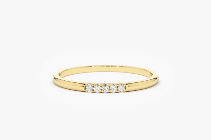 14K Gold Diamant Ehering/5 Stein Gelbgold Micro Pave Dünner Halbe Ewigkeit Band von FerkosFineJewelry