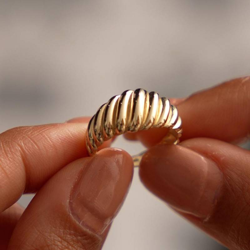 14K Gold Swirl Dome Ring, Skulpturale Statement Band von FerkosFineJewelry