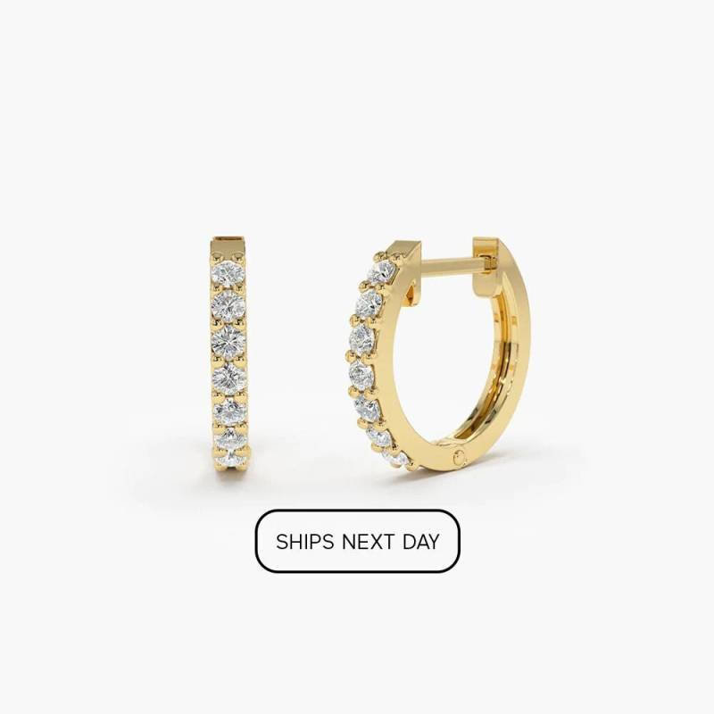 Diamond Huggies/14K Gold Diamant Huggie Creolen Ohrringe Geteilte Prong Kleine Last-Minute Geschenkidee von FerkosFineJewelry
