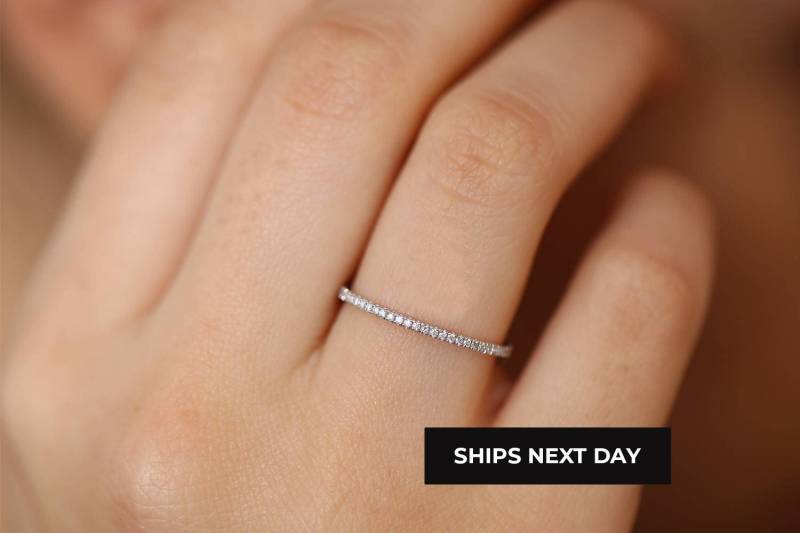 Eternity Band/Diamant Ring in 14K Gold/ 1.00 Mm Trauring/ Stapelbarer Ultra Thing Micro Pave Eternity Band/Diamant Ring in 14K Gold/ 1.00 Mm Trauring/ Stapelbarer Ultra Thing Micro Pave von FerkosFineJewelry