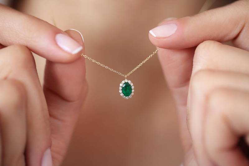 Smaragd Halskette/14K Klassisch Oval Geschliffener Mit Umlaufenden Diamanten Natürliche in 585 Gold von FerkosFineJewelry