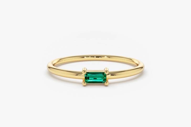 Smaragd Ring/Baguette Cut in 14K Gold Stapelbarer Mai Geburtsstein Geschenk Für Sie von FerkosFineJewelry