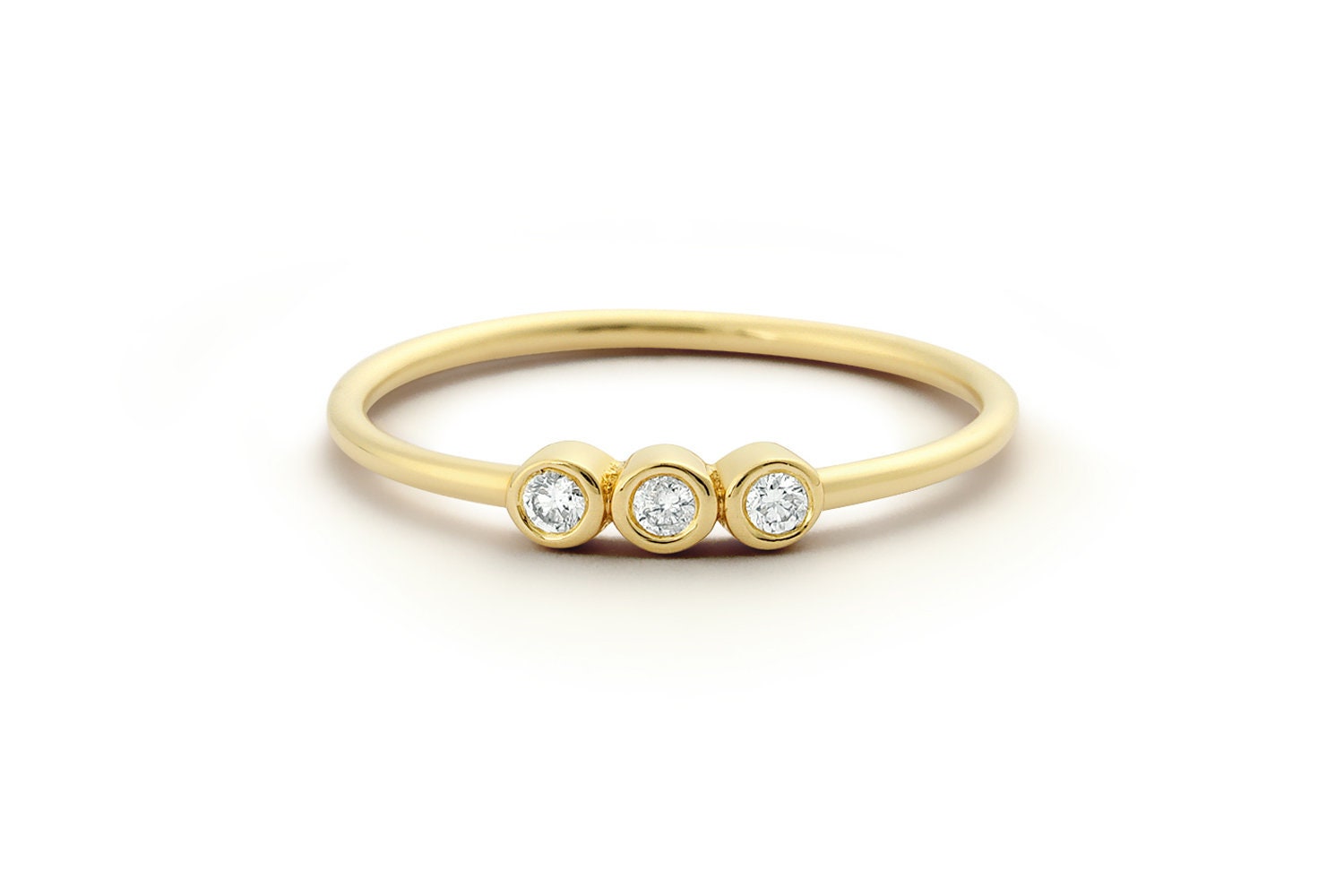 Trio Diamant Ring/14K Gold Zarte Drei Stein Bezel Set Band Versprechensring Verlobungsring von FerkosFineJewelry