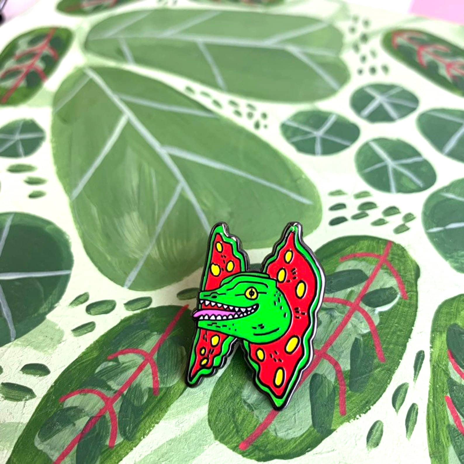 Dilophosaurus Dinosaurier Hard Enamel Pin - Niedlicher Jurassic Inspiriert Pin, Anstecknadel, Tier Brosche, Bunte Lustige Kleidung Accessoire, Dino von FernandesMakes