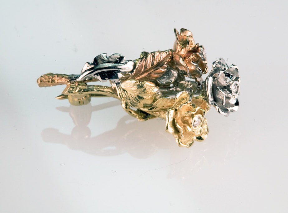 Dreifache Rose Brosche - Aus Recyceltem 18K Gold von FernandoJewelry