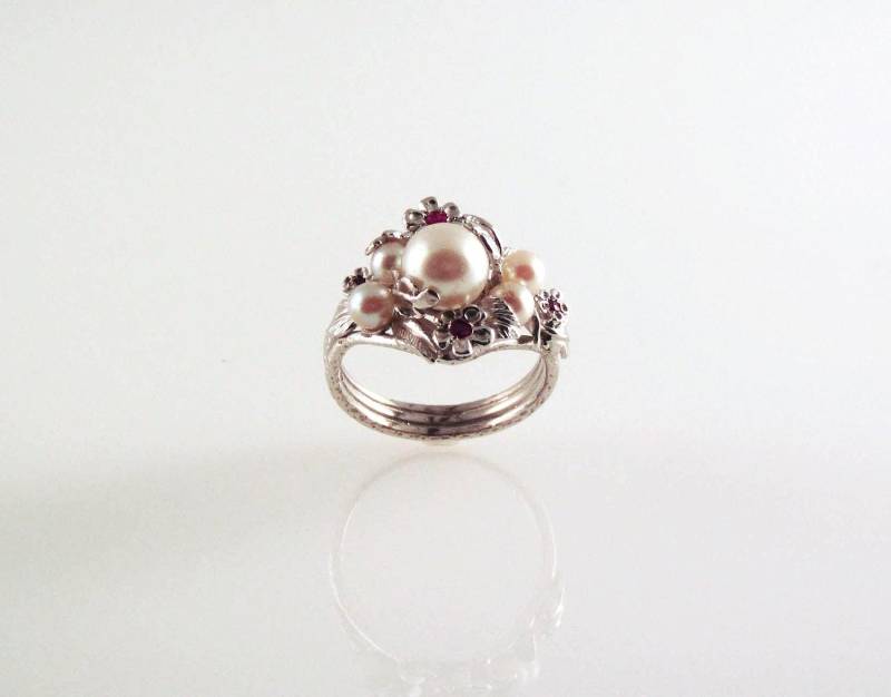 Fünf Perlen Rubin Ring - Aus Recyceltem Silber Fünf Perlen Rubin Ring - Aus Recyceltem Silber von FernandoJewelry