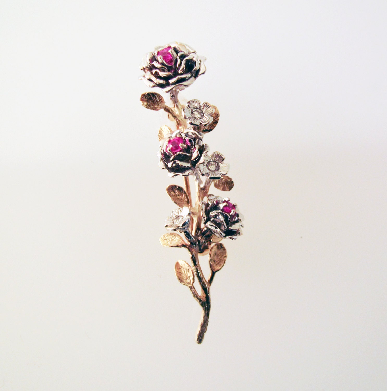 Rubin Rose Und Goldener Stiel Brosche - Aus Recyceltem 18K Gold von FernandoJewelry