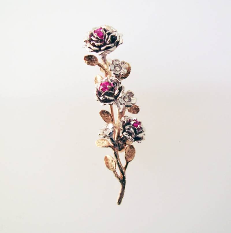Rubin Rose Und Goldener Stiel Brosche - Aus Recyceltem 18K Gold von FernandoJewelry