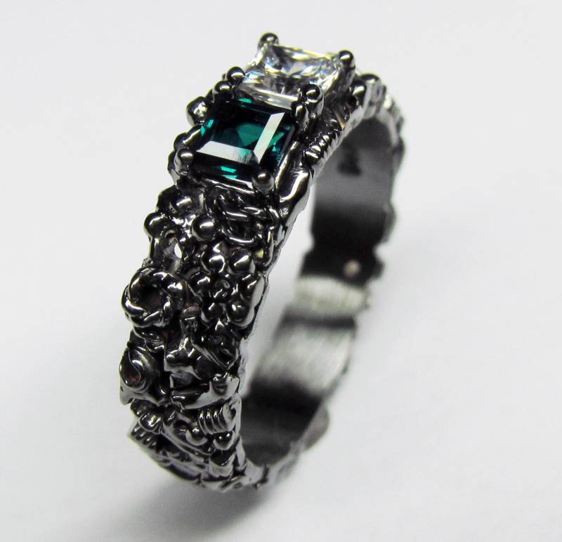 Smaragd Und Weißer Saphir Industrial Band - in Recycled 14K Gold von FernandoJewelry