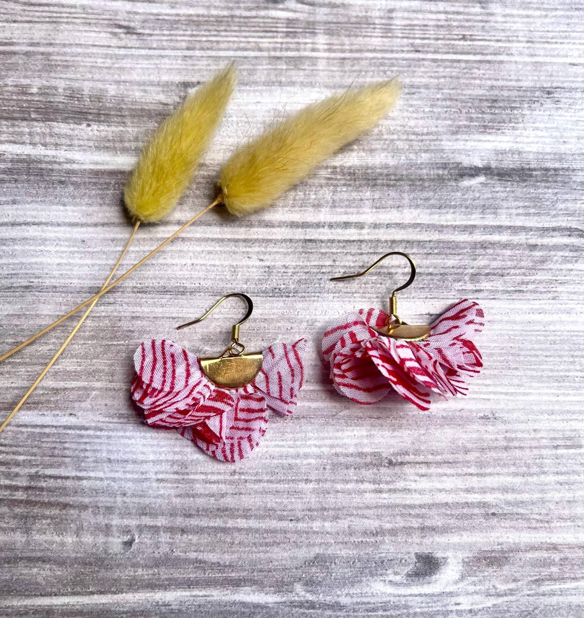 Rot Weiße Blumenohrringe, Quastenstoffohrringe, Damenohrringe, Quastenohrringe, Seidenblumenschmuck Rot Weiße Blumenohrringe, Quastenstoffohrringe, Damenohrringe, Quastenohrringe, Seidenblumenschmuck von Fernhomeandfashion