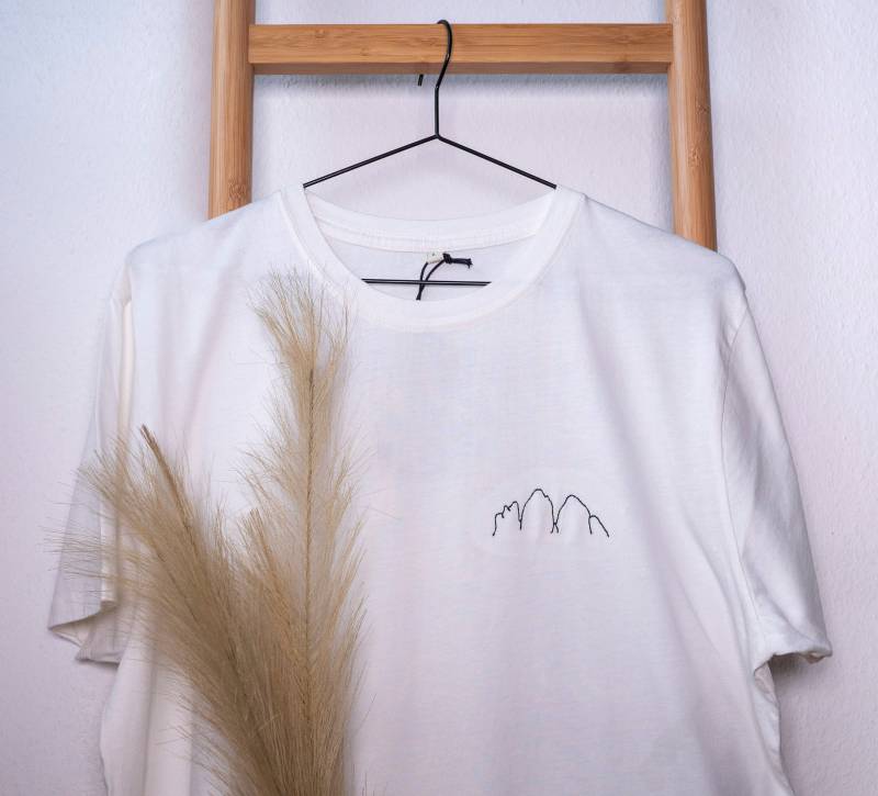 T-Shirt Drei Zinnen, Sextner Dolomiten, Italien, Minimalistisch Besticktes T-Shirt, Nachhaltiges Klettern T-Shirt Drei Zinnen, Sextner Dolomiten, Italien, Minimalistisch Besticktes T-Shirt, Nachhaltiges Klettern von FernwehClothes
