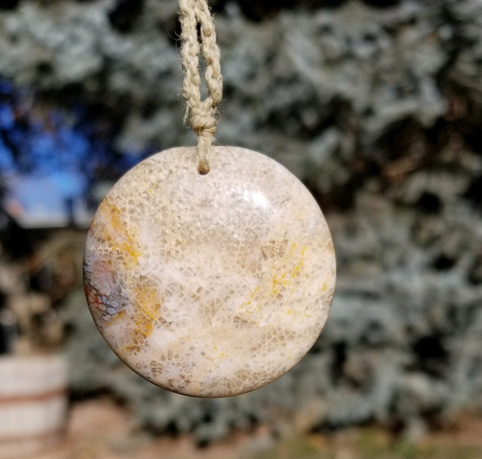 Chrysantheme Fossile Stein Hanf Halskette Chrysantheme Fossile Stein Hanf Halskette von FernwehForest