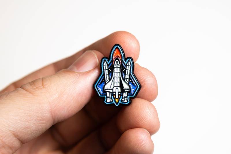 Space Shuttle Emaille Pin - 2, 5 cm Soft Enamel Weltraum Exploration Mission Abzeichen Pin, Center Souvenir, Token Challenge Münze von FerratoDesignCo