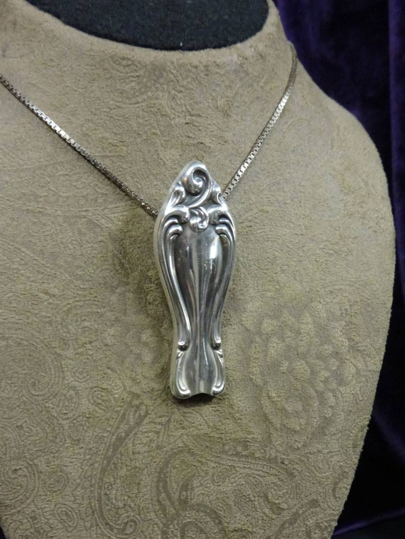 Nouveau Medaillon - Vintage Upcycle Nouveau Medaillon - Vintage Upcycle von FerretsFineArts