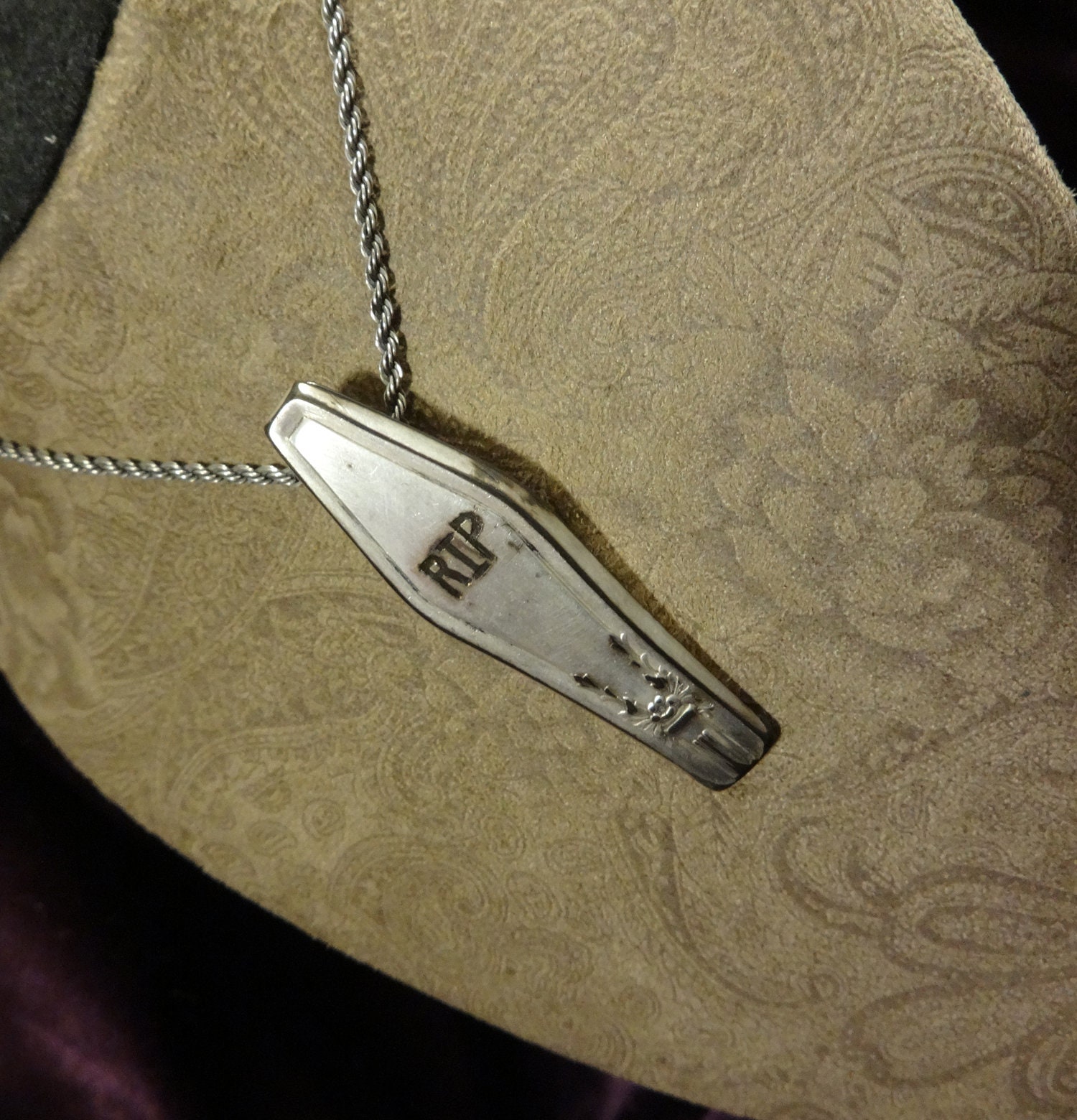 Rip Medaillon - Memento Mori Rip Medaillon - Memento Mori von FerretsFineArts