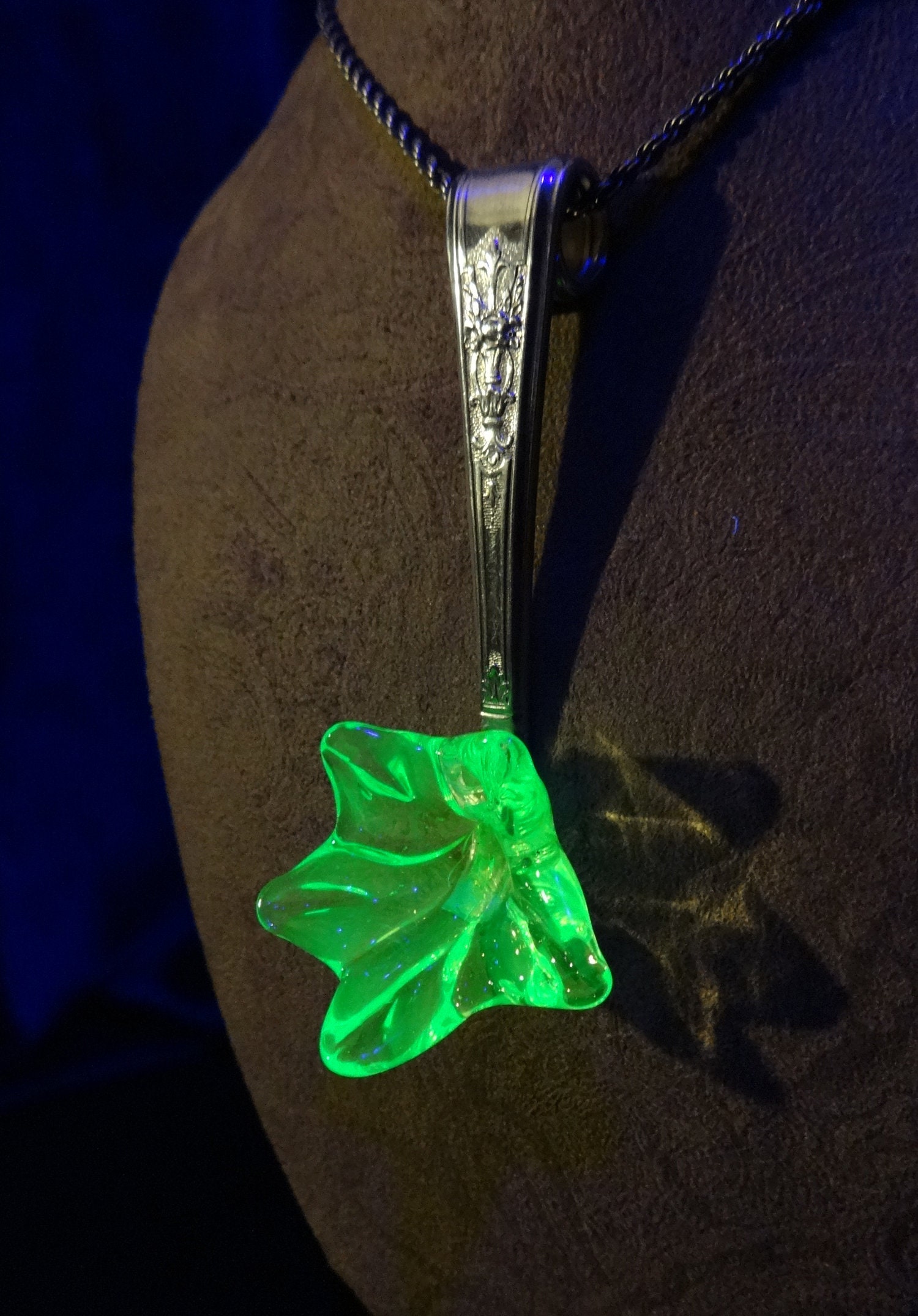 Vaseline Glasblume - Vintage Upcycle Uv Reaktiv Vaseline Glasblume - Vintage Upcycle Uv Reaktiv von FerretsFineArts