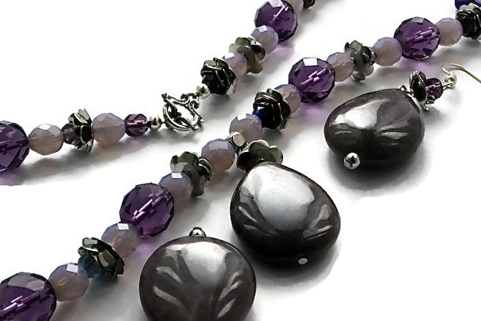 Violett Und Lila Halskette Mit Jade Anhänger Passenden Ohrringen Violett Und Lila Halskette Mit Jade Anhänger Passenden Ohrringen von FerryLaneSelection