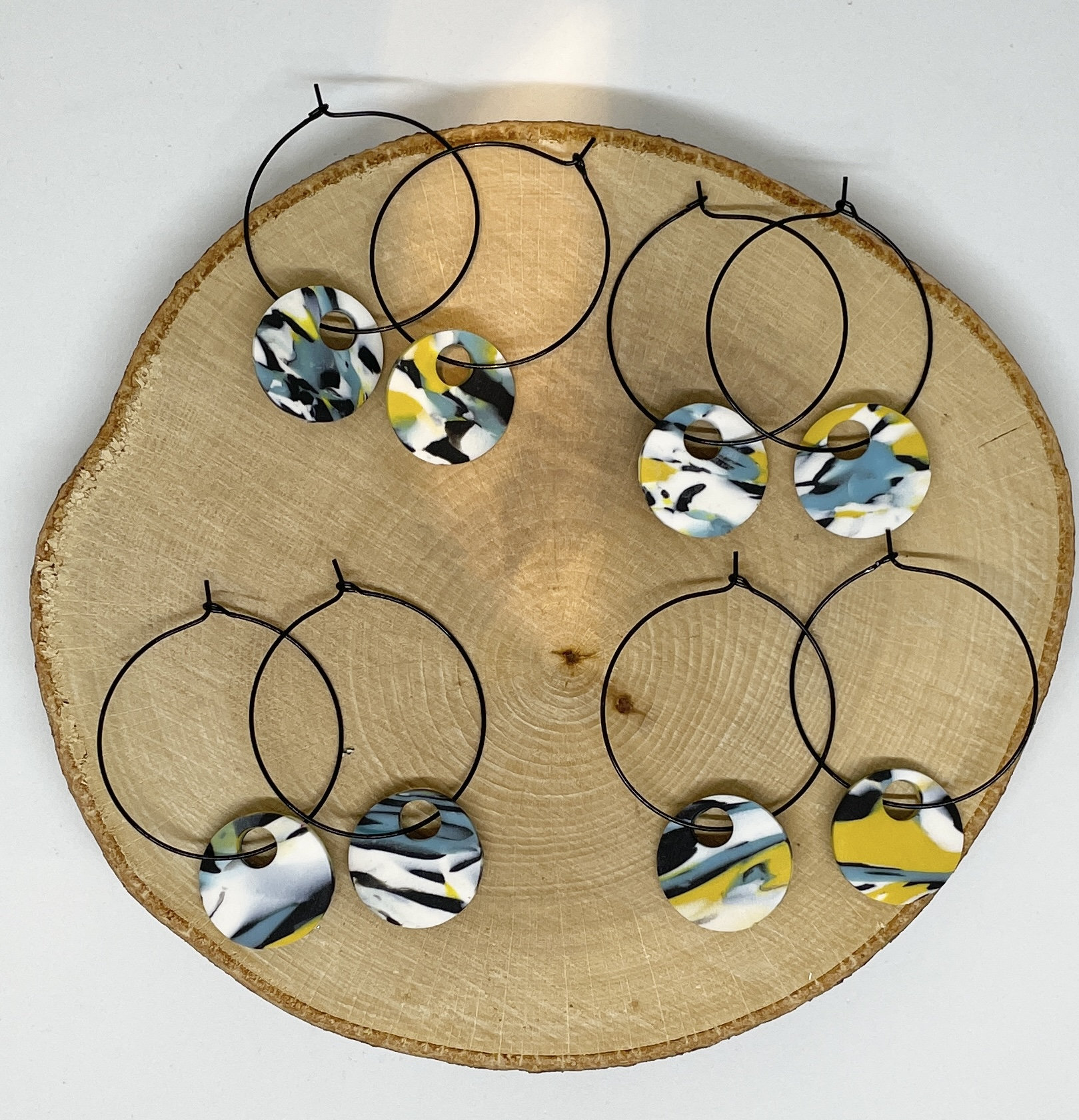 Blau-Gelber Ohrschmuck Aus Polymerclay, Leicht Und Dekorativ, Nickelfrei von FeschSchniekeSchmuck