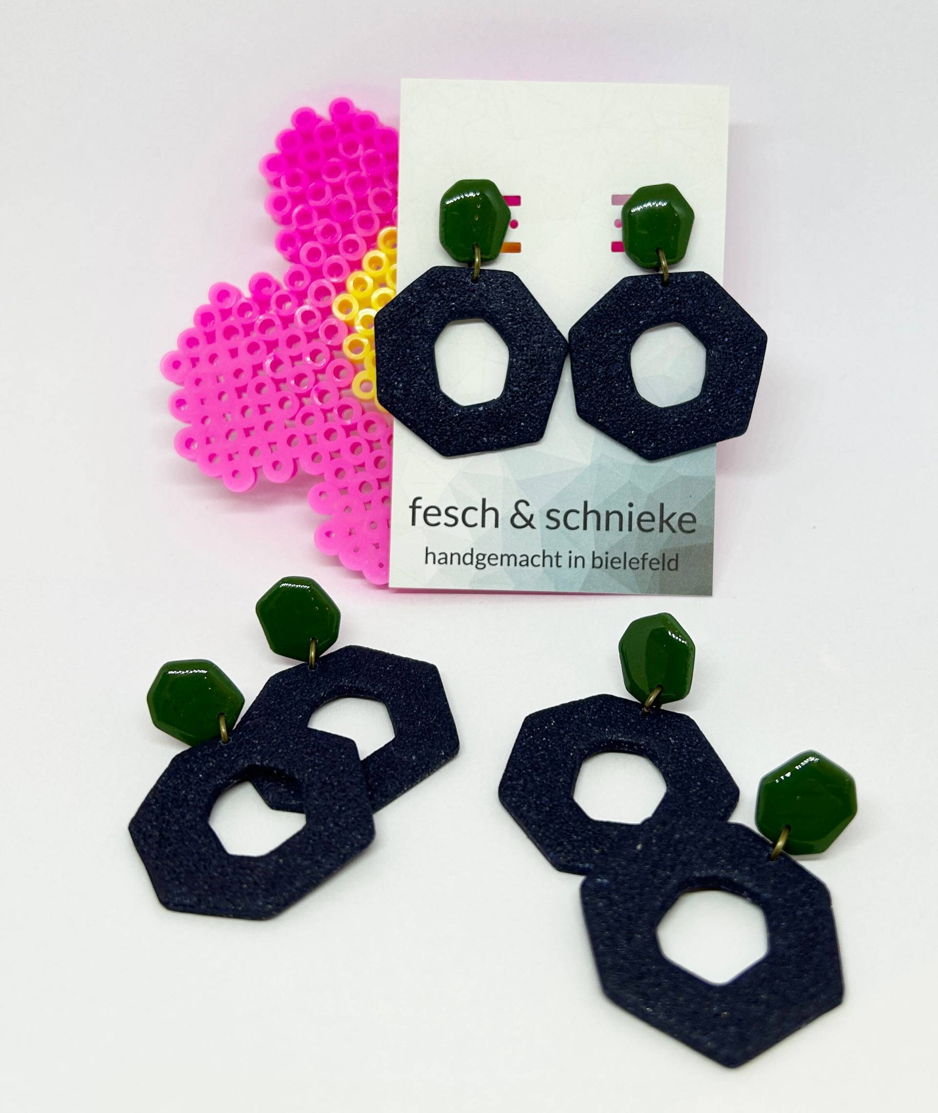 Blau-Grüne Ohrstecker Aus Polymerclay, Leicht Und Dekorativ, Nickelfrei von FeschSchniekeSchmuck
