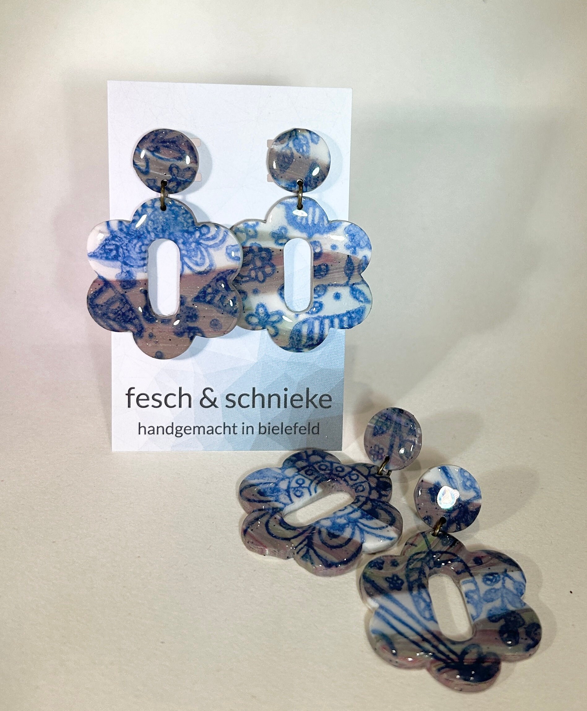Blau-Taupe Farbige Ohrstecker Aus Polymerclay, Nickelfrei von FeschSchniekeSchmuck
