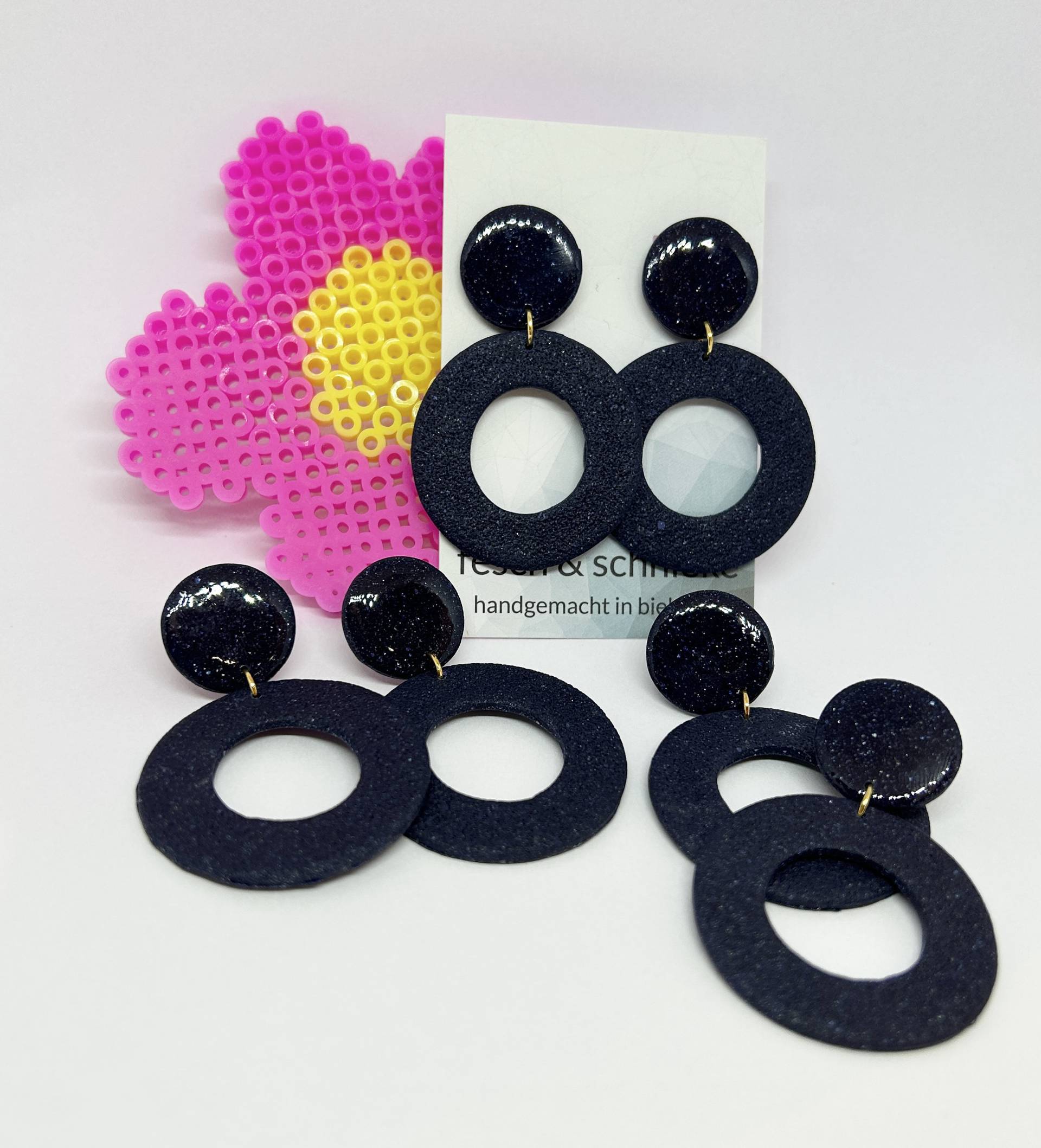 Blauer Ohrschmuck Aus Polymerclay, Leicht Und Dekorativ, Nickelfrei von FeschSchniekeSchmuck