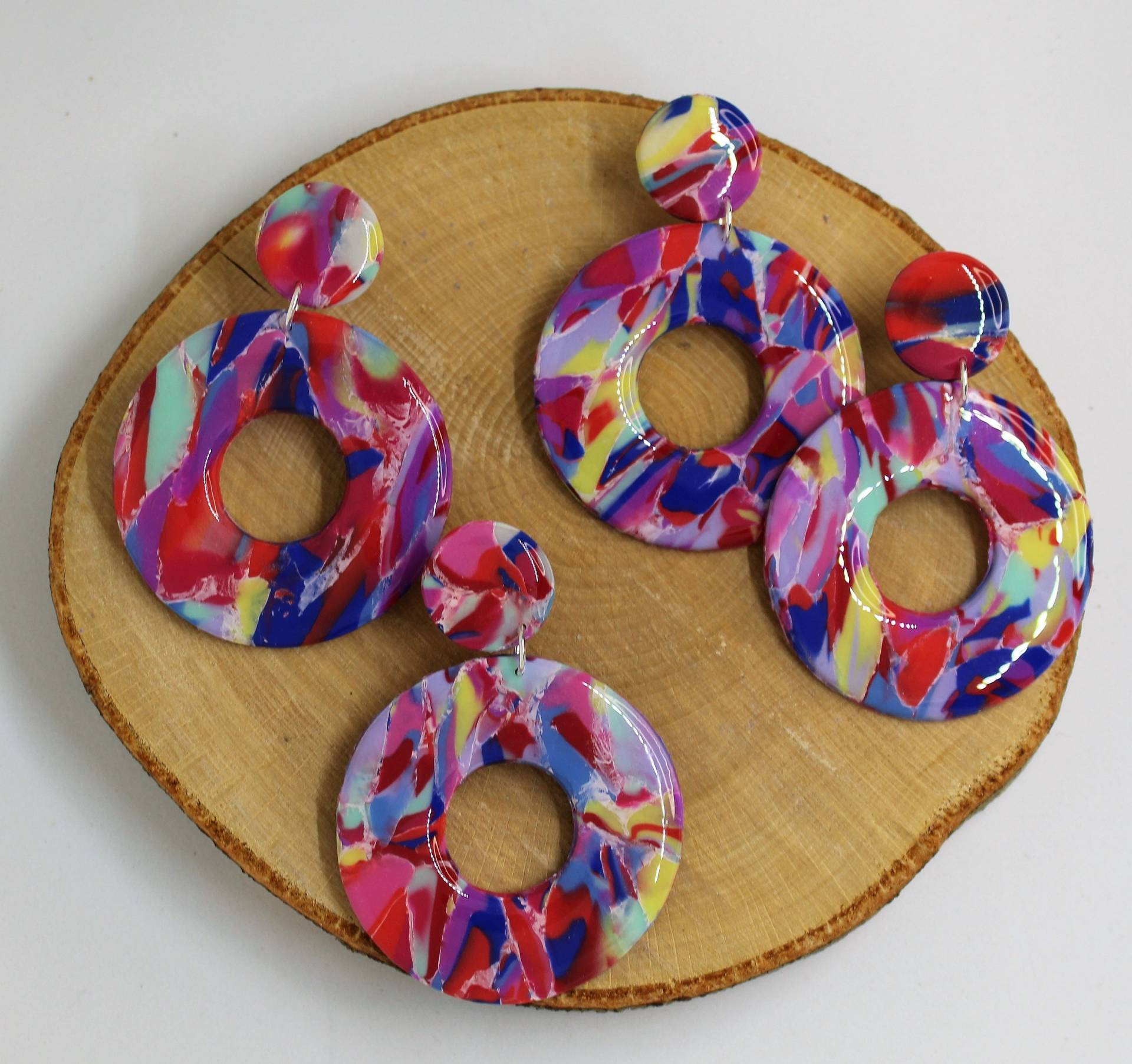 Bunter Ohrschmuck Aus Polymerclay, Leicht Und Dekorativ, Nickelfrei von FeschSchniekeSchmuck