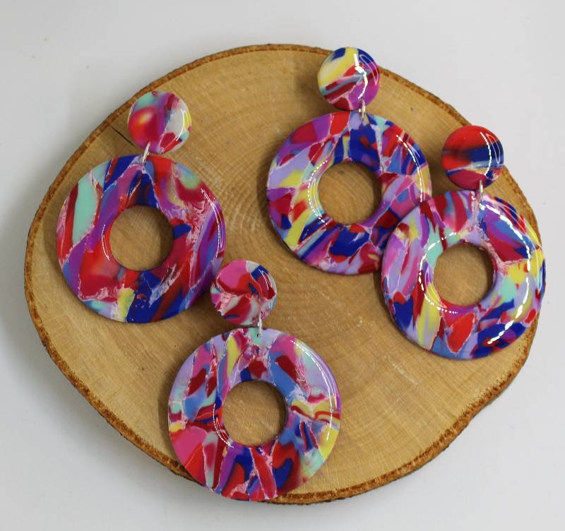 Bunter Ohrschmuck Aus Polymerclay, Leicht Und Dekorativ, Nickelfrei Bunter Ohrschmuck Aus Polymerclay, Leicht Und Dekorativ, Nickelfrei von FeschSchniekeSchmuck