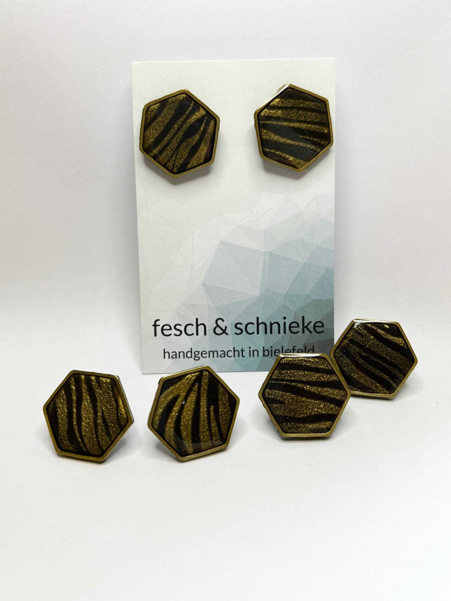 Graue Ohrstecker Mit Goldfarbigen Akzenten von FeschSchniekeSchmuck