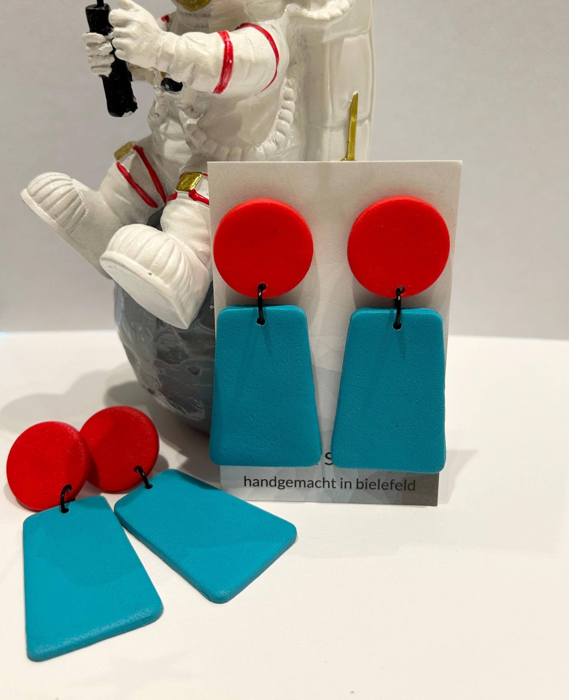 Große Ohrhänger, Türkisblau/Rot, Polymerclay Nickelfrei von FeschSchniekeSchmuck