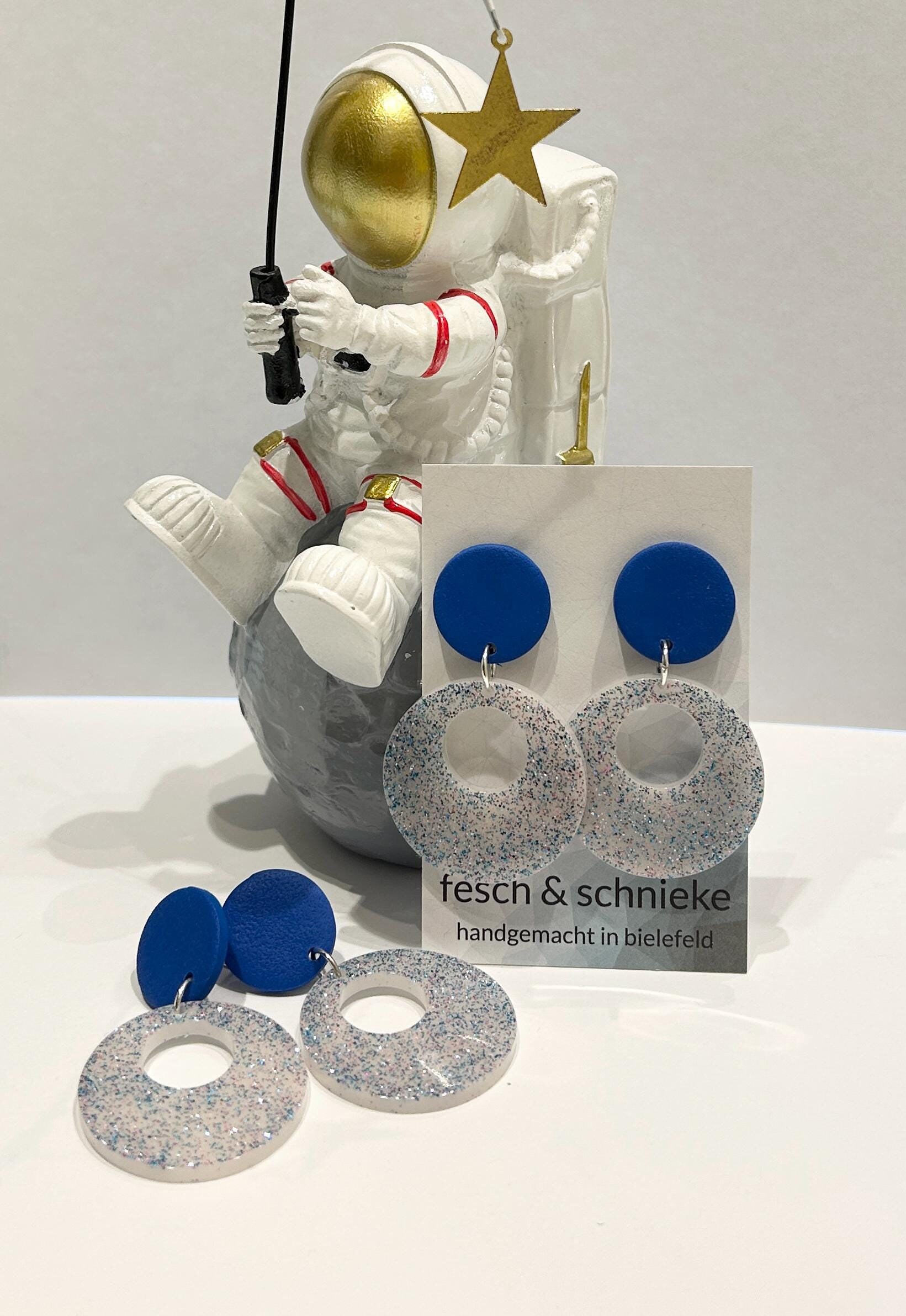 Große Ohrringe Blau Und Glitzer, Polymerclay, Resin von FeschSchniekeSchmuck