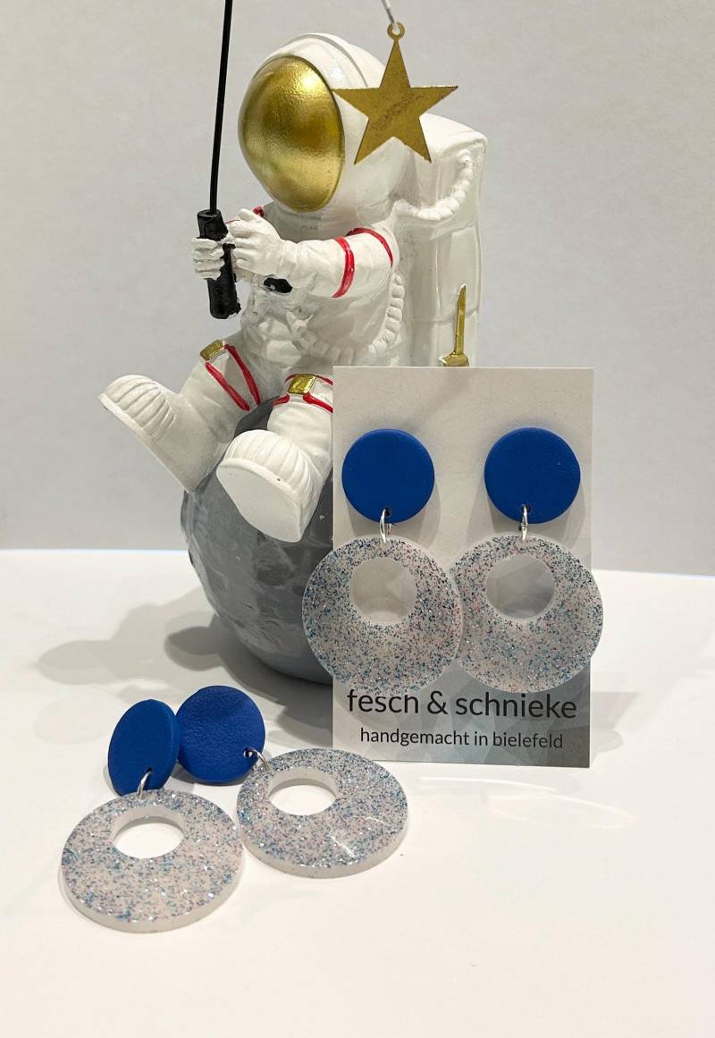 Große Ohrringe Blau Und Glitzer, Polymerclay, Resin Große Ohrringe Blau Und Glitzer, Polymerclay, Resin von FeschSchniekeSchmuck